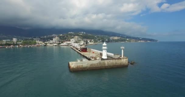 Faro e Breakwater al porto — Video Stock