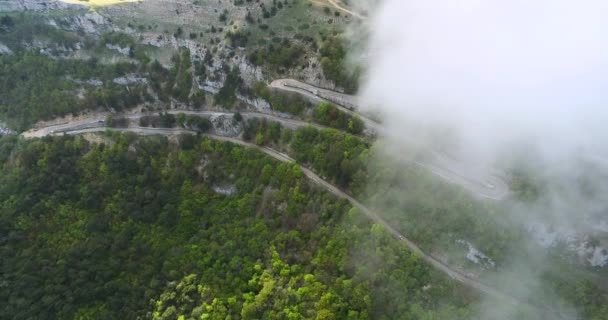 Bulutların Serpentine yol üzerinde uçan — Stok video