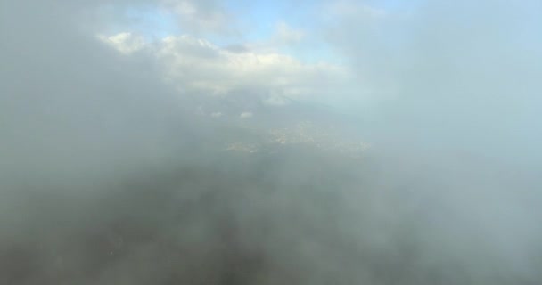 Volare tra le nuvole sopra le montagne — Video Stock