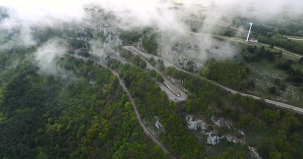 Vista superior de la carretera de montaña — Vídeos de Stock