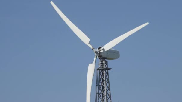 Moinho de vento para produção de energia elétrica — Vídeo de Stock