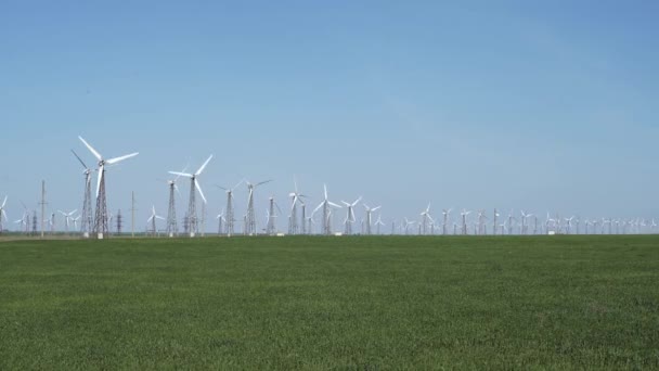 Yeşil enerji üreten Rüzgar türbinleri — Stok video
