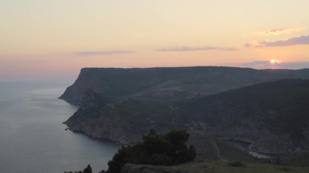 Coucher De Soleil Avec Mer Bleu Lumineux Et Collines — Video