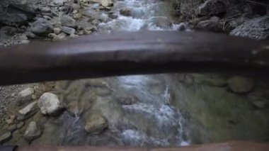 taşlar ve dağ nehir