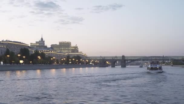 Navires d'excursion sur la rivière Moscou — Video