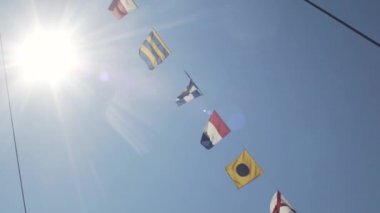 Deniz bayrak mavi gökyüzü