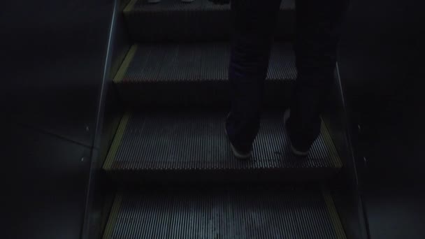 Mann steigt von Rolltreppe aus — Stockvideo