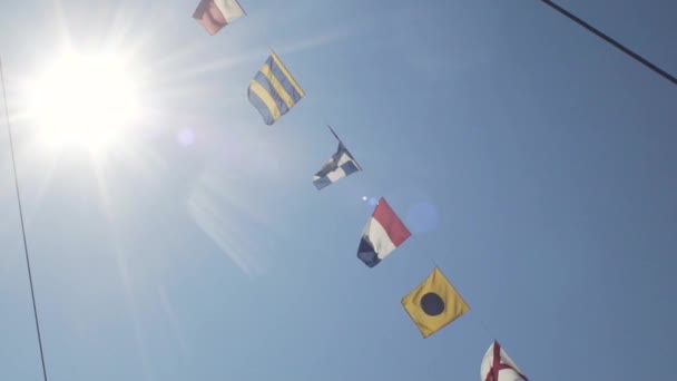 Морські прапори на фоні блакитного неба — стокове відео