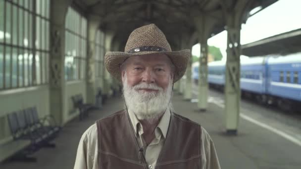 Viejo sonriente con sombrero — Vídeo de stock