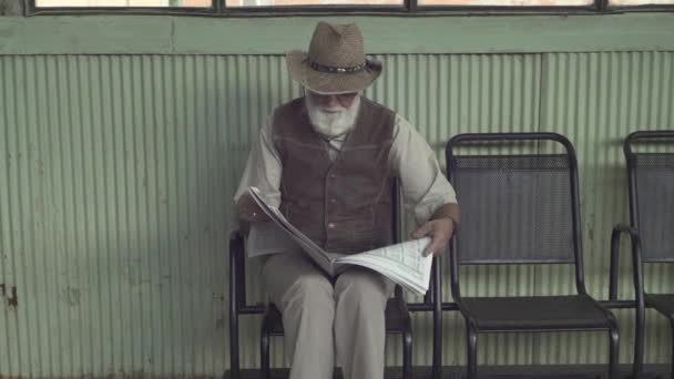 Elder Man With Newspaper — Stock Video