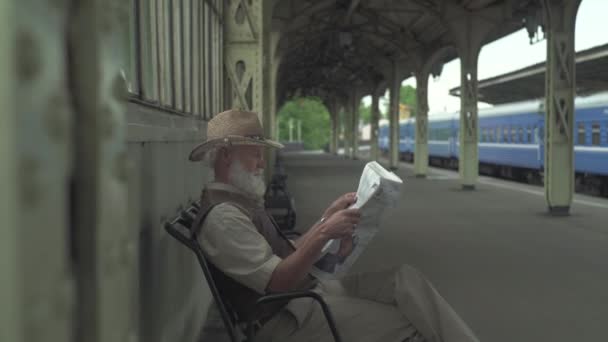 Velho homem leitura Últimas notícias — Vídeo de Stock