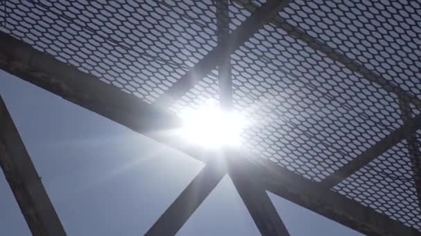 Sonne durch die Metallstruktur — Stockvideo