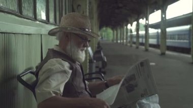 Yaşlı adam okuma gazete