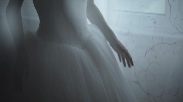 Bruden Hand på vit klänning — Stockvideo