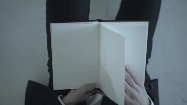 Zakenman met een notebook — Stockvideo