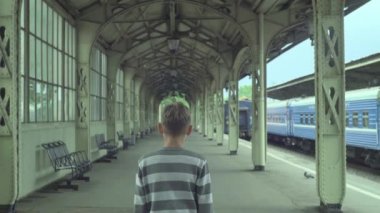 Genç çocuk tren istasyonunda