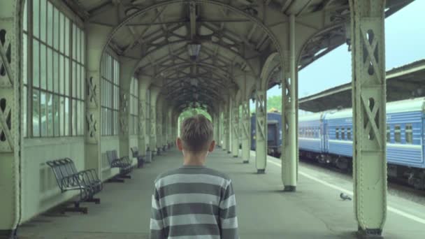 Adolescent garçon à train gare — Video