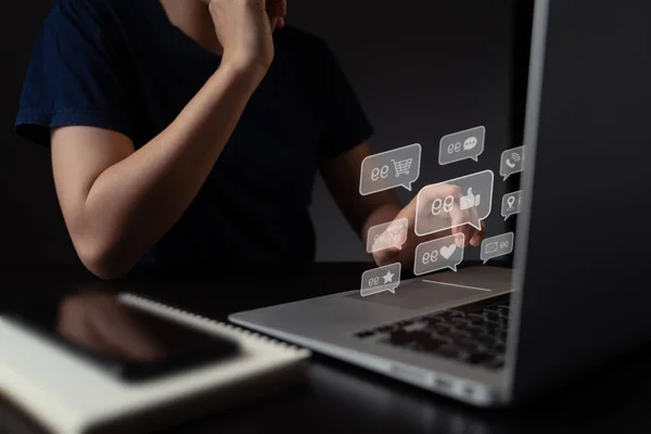 Frau Arbeitet Mit Emoticon Blase Laptop Und Sozialen Medien — Stockfoto