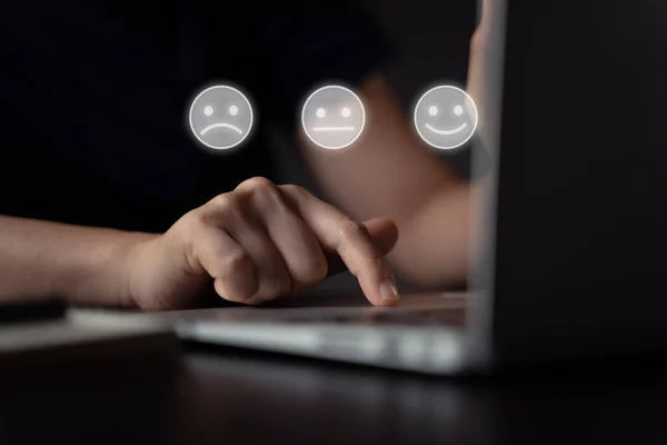 Gefühle Der Frau Mit Laptop Und Emoticon Hologramm Effekt — Stockfoto