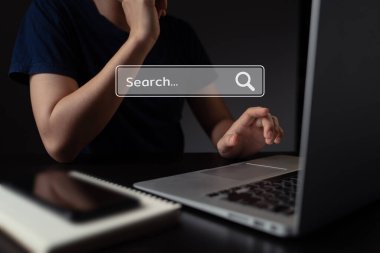 Tarayıcı simgesi hologram efektiyle aramak için dizüstü bilgisayar kullanan kadın.