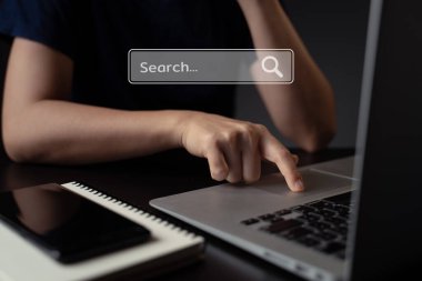 Tarayıcı simgesi hologram efektiyle aramak için dizüstü bilgisayar kullanan kadın.