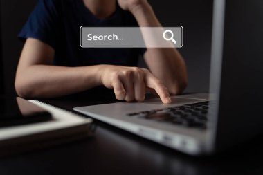 Tarayıcı simgesi hologram efektiyle aramak için dizüstü bilgisayar kullanan kadın.