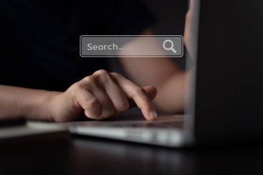 Tarayıcı simgesi hologram efektiyle aramak için dizüstü bilgisayar kullanan kadın.