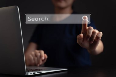 Tarayıcı simgesi hologram efektiyle aramak için dizüstü bilgisayar kullanan kadın.