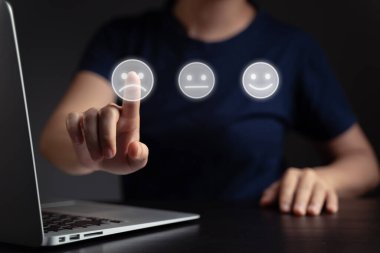 Dizüstü bilgisayar ve duygu hologramı efekti kullanan kadın duyguları. 