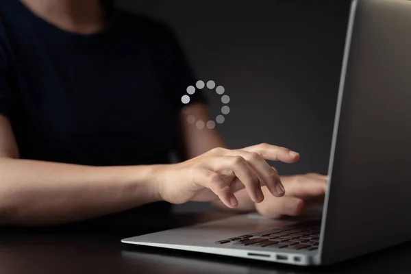 Frau Benutzt Laptop Und Wartet Mit Hologramm Effekt — Stockfoto