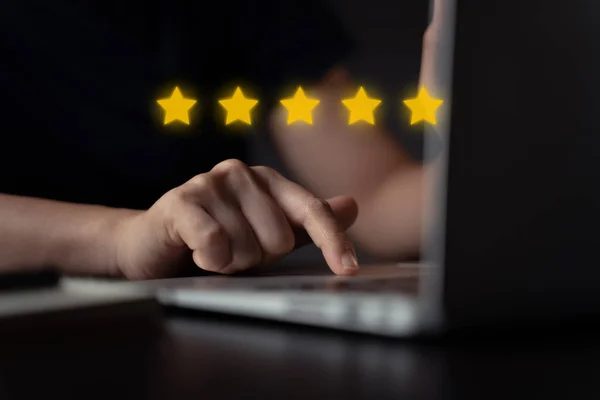 Mulher Usando Laptop Presente Feedback Comentários Com Cinco Estrelas Ícone — Fotografia de Stock