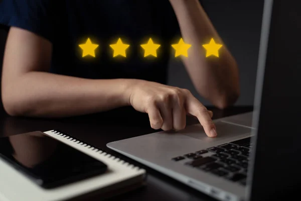 Mulher Usando Laptop Presente Feedback Comentários Com Cinco Estrelas Ícone — Fotografia de Stock