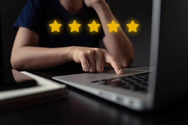 Mulher Usando Laptop Presente Feedback Comentários Com Cinco Estrelas Ícone — Fotografia de Stock