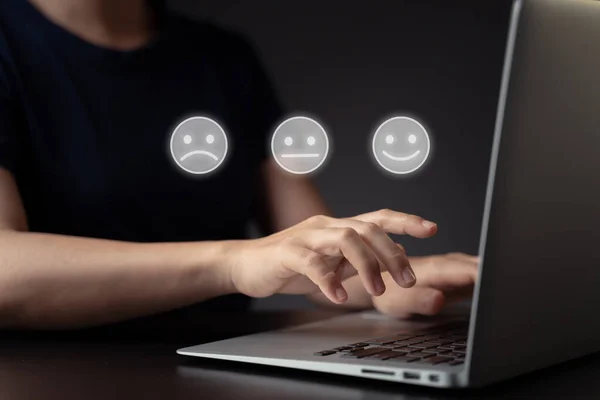 Gefühle Der Frau Mit Laptop Und Emoticon Hologramm Effekt — Stockfoto