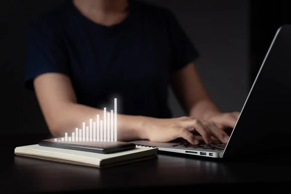 Frau Mit Laptop Plant Digitales Marketing Mit Chart Hologramm Effekt — Stockfoto