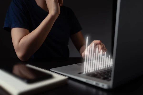 Frau Mit Laptop Plant Digitales Marketing Mit Chart Hologramm Effekt — Stockfoto