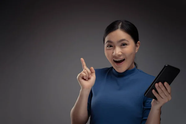 Mujer Asiática Feliz Sorprendida Sosteniendo Teléfono Inteligente Con Espacio Copia —  Fotos de Stock
