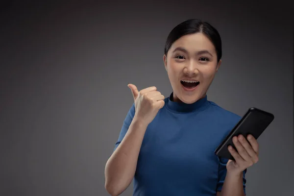 Mujer Asiática Feliz Sorprendida Sosteniendo Teléfono Inteligente Con Espacio Copia —  Fotos de Stock