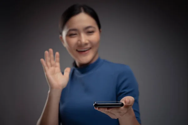 Mujer Asiática Feliz Escribiendo Teléfono Inteligente Aislado Fondo —  Fotos de Stock