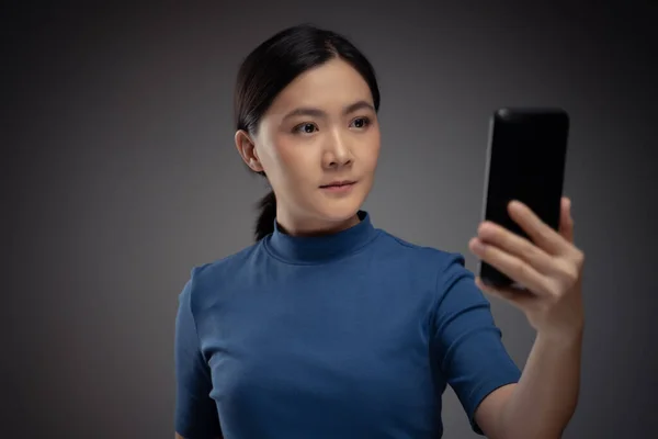 Mujer Asiática Escanea Cara Cara Por Teléfono Inteligente Utilizando Sistema —  Fotos de Stock