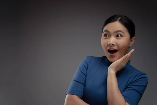 Mujer Asiática Feliz Sorprendida Pie Con Espacio Copia Aislado Fondo —  Fotos de Stock