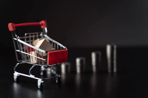 金融营销概念微型购物车与硬币堆栈 — 图库照片