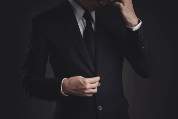 黒のスーツのビジネスマンのショットを閉じます 黒の背景にエレガントなハンサムな — ストック写真