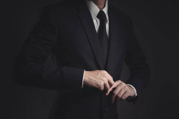 Nahaufnahme Eines Geschäftsmannes Schwarzen Anzug Elegant Hübsch Auf Schwarzem Hintergrund — Stockfoto