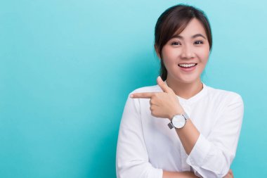 Mavi arkaplanda izole edilmiş kopya alanını gösteren Asyalı kadın