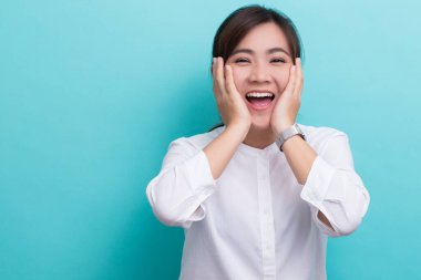 Saatli Asyalı kadın.