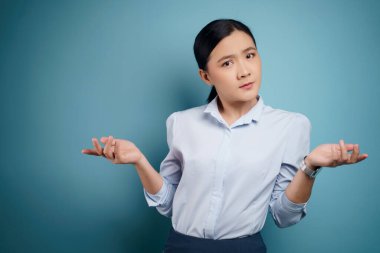 Kopyalama alanıyla kafası karışmış Asyalı kadın. Arkaplanda izole.