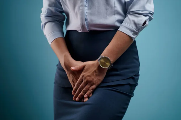 Close Tiro Mulher Com Mãos Dolorosas Segurando Pressionando Sua Virilha — Fotografia de Stock