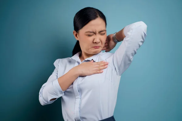 Asiática Mulher Testando Cheirando Sua Axila Isolado Sobre Fundo — Fotografia de Stock