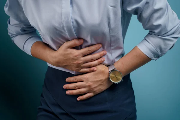 Nahaufnahme Von Frau War Krank Mit Bauchschmerzen Die Hände Drückten — Stockfoto